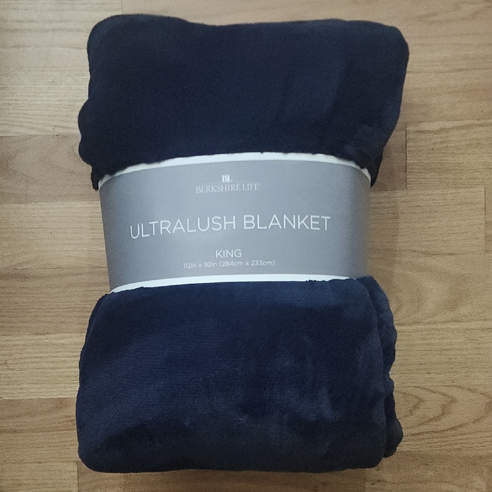 Berkshire Life Ultralush Blanket in Deep Blue